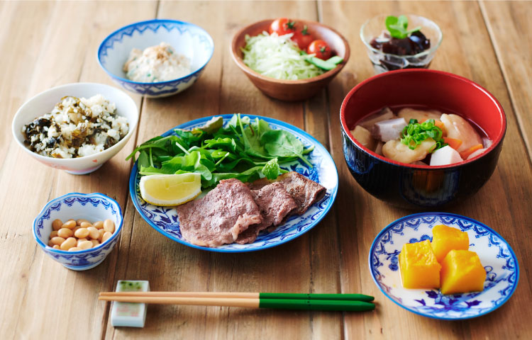 阿蘇の恵みがたっぷり詰まった新鮮野菜や自慢の赤牛を使った豪華な熊本ならではの郷土料理が味わえるのが民宿の魅力